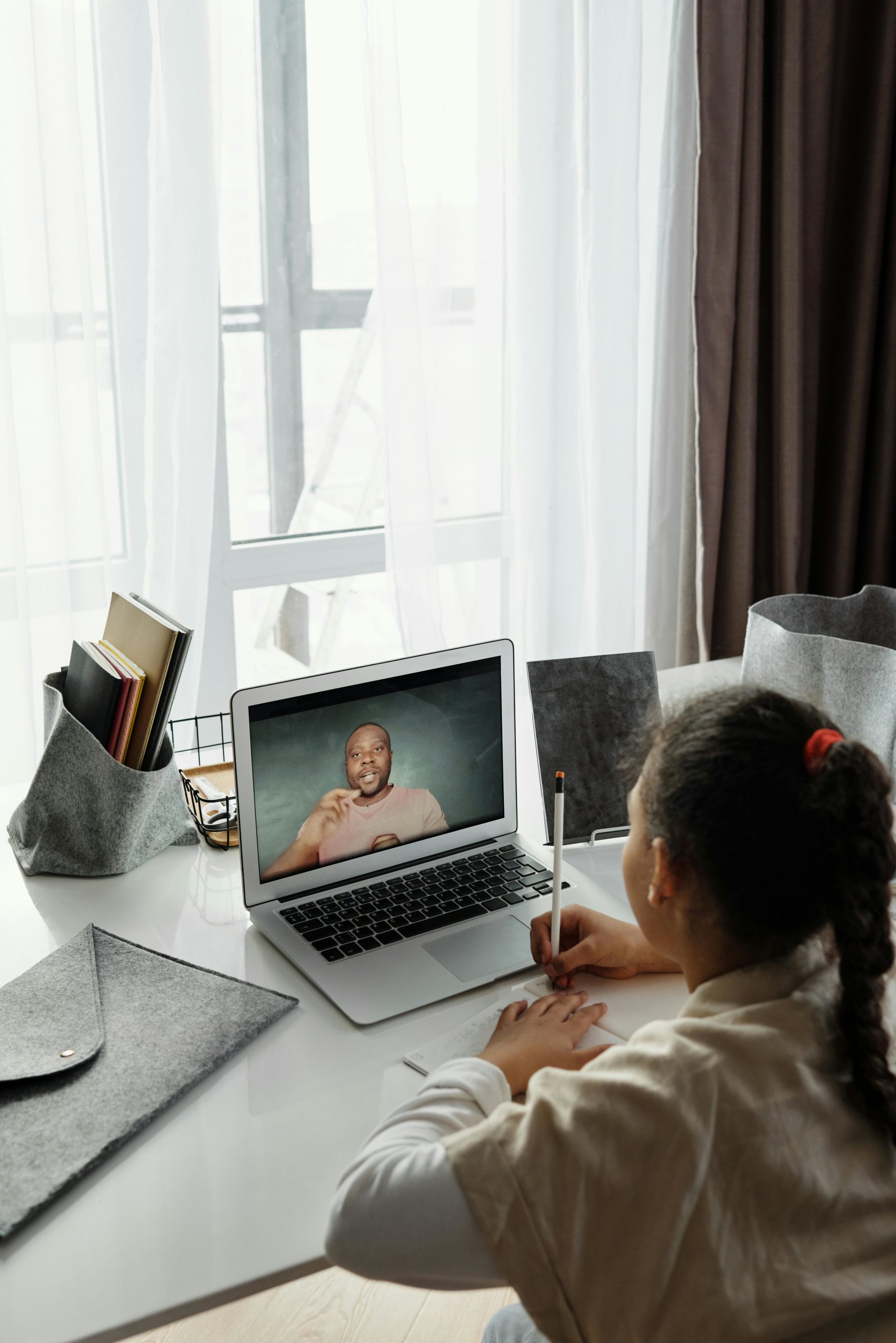 Vader en dochter die samen huiswerk maken, als metafoor voor co-ouderschap met een 70/30-regeling.