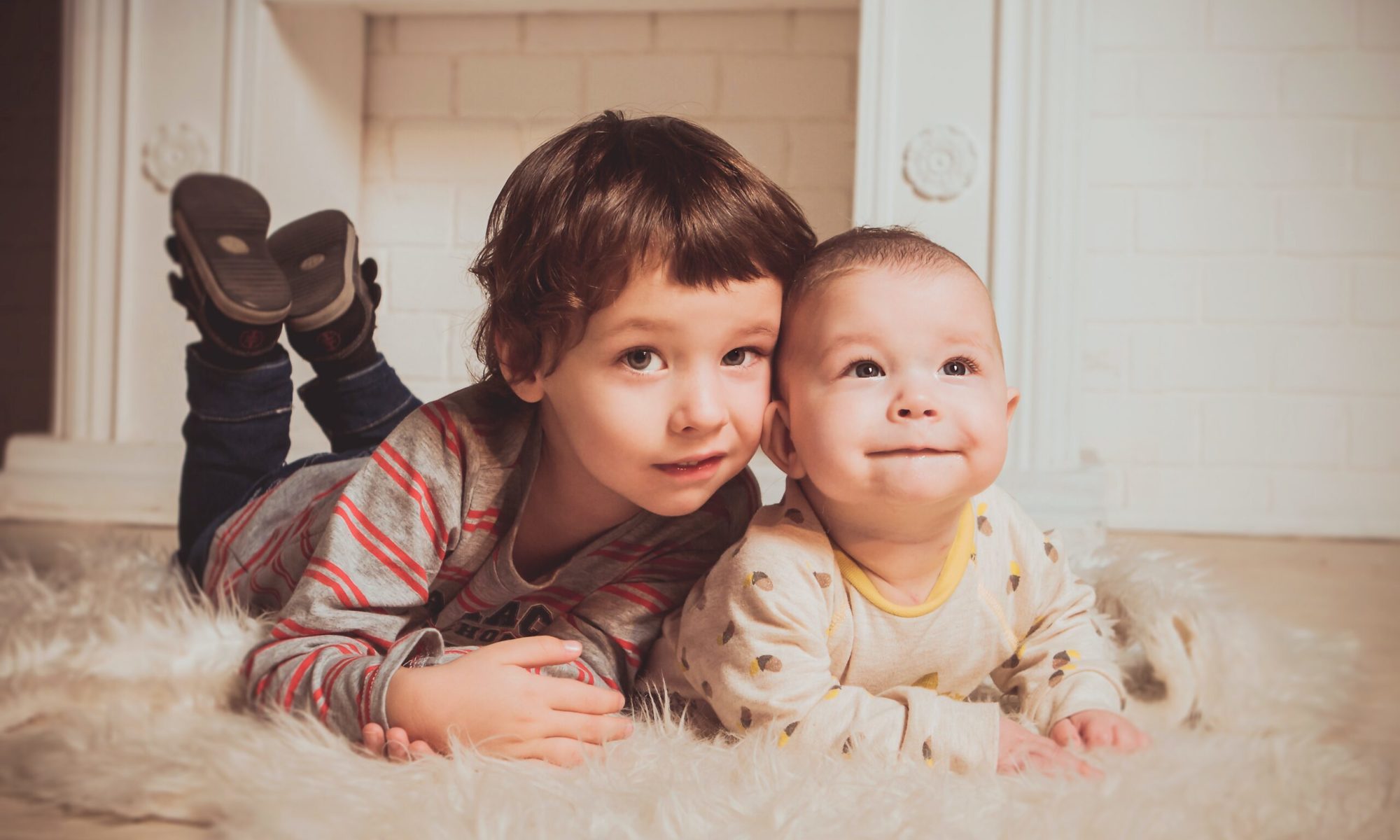 Samengestelde familie geniet van gezamenlijke tijd en versterkt familiebanden.