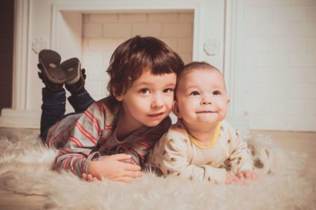 Samengestelde familie geniet van gezamenlijke tijd en versterkt familiebanden.