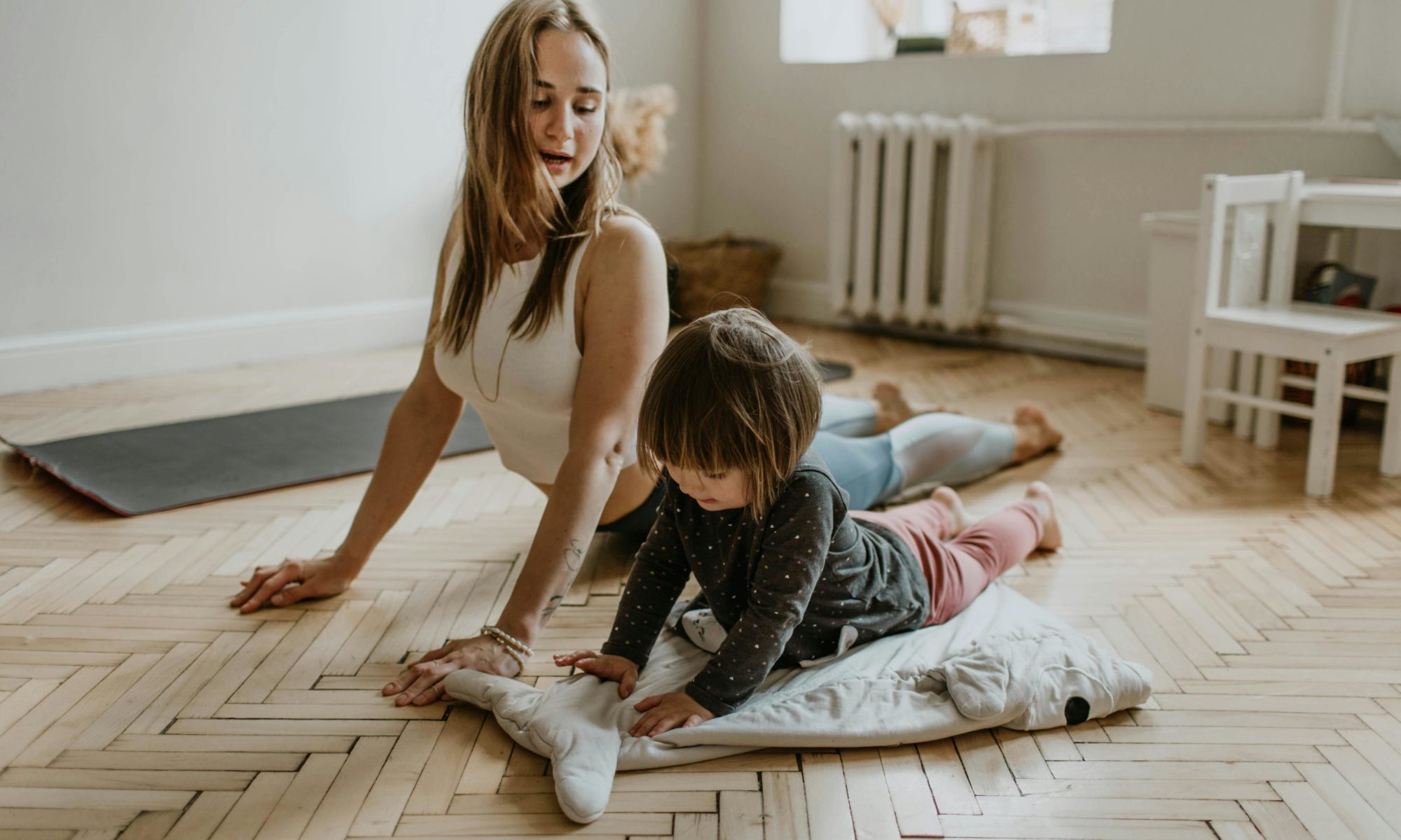 Un parent séparé aide son enfant à parler de ses émotions grâce à un jeu ludique sur la santé mentale.