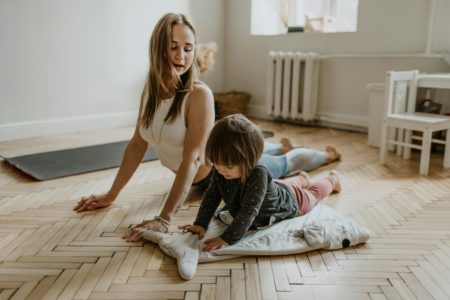 Un parent séparé aide son enfant à parler de ses émotions grâce à un jeu ludique sur la santé mentale.