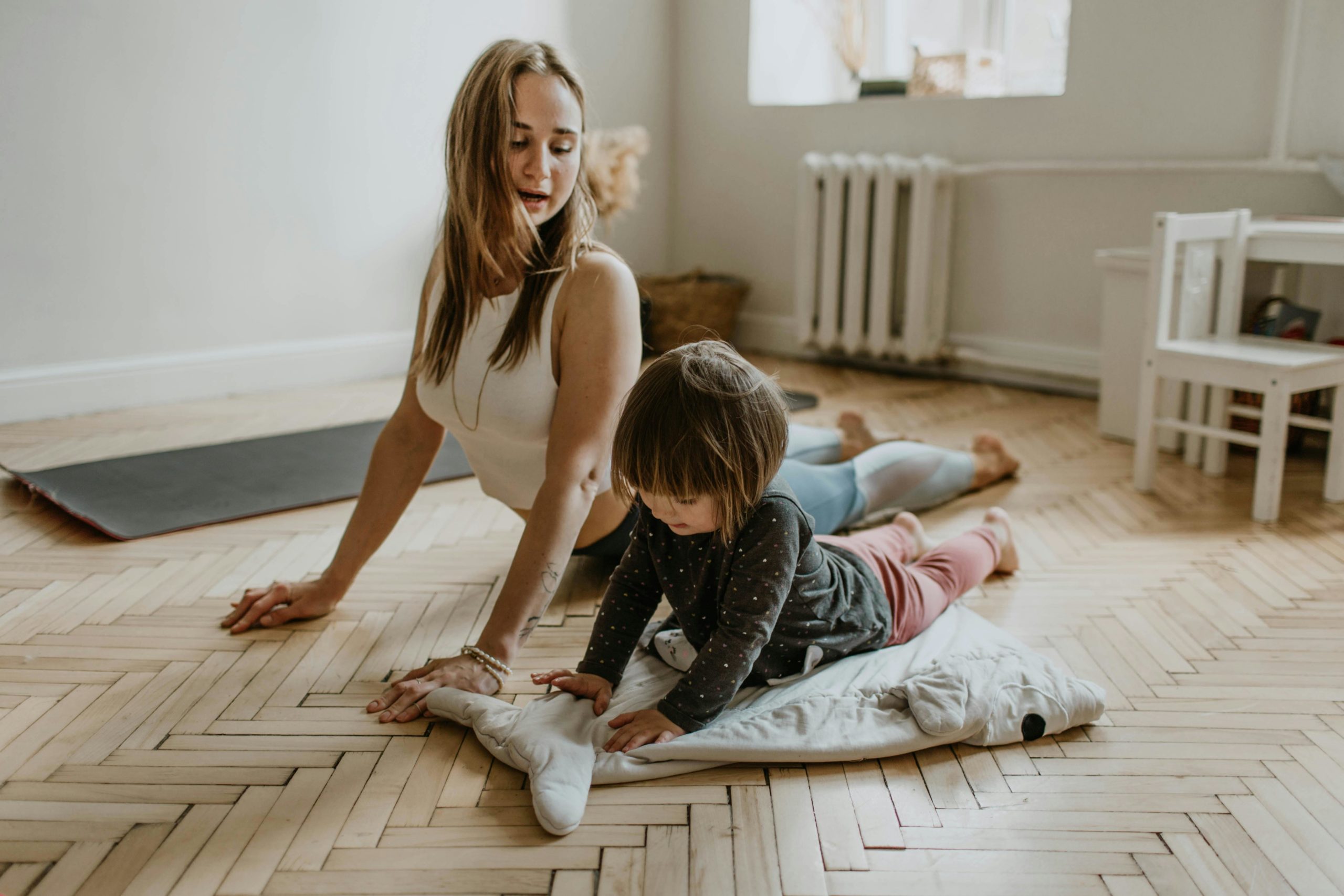 Un parent séparé aide son enfant à parler de ses émotions grâce à un jeu ludique sur la santé mentale.