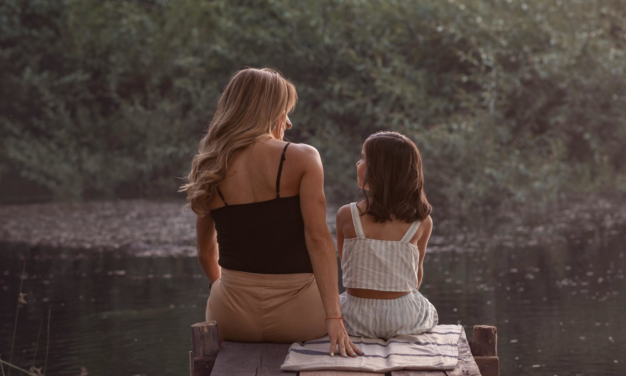 Un enfant réconforté par son parent pendant un conflit lié à la coparentalité avec un parent narcissique.