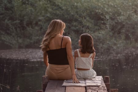 Un enfant réconforté par son parent pendant un conflit lié à la coparentalité avec un parent narcissique.
