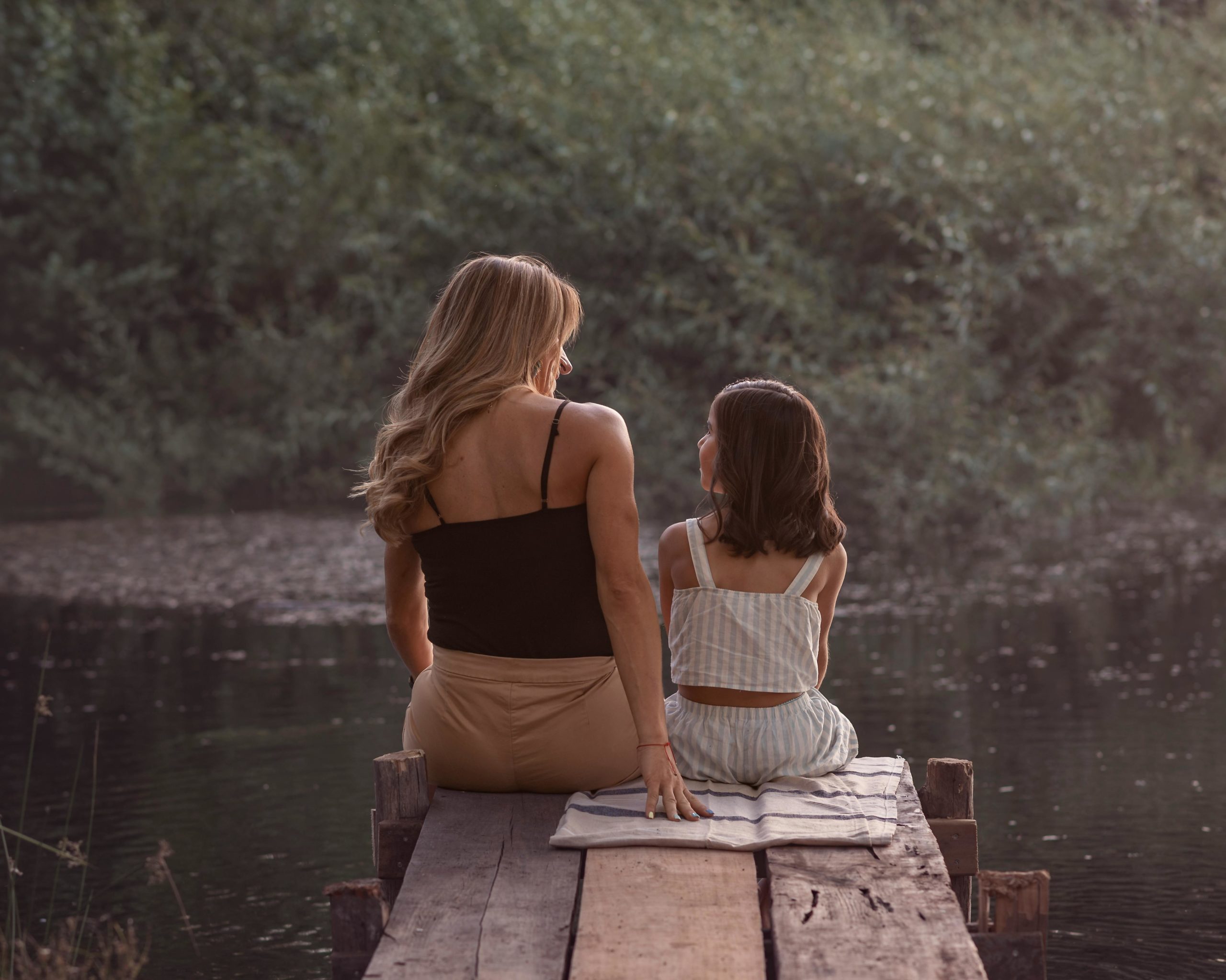 Un enfant réconforté par son parent pendant un conflit lié à la coparentalité avec un parent narcissique.