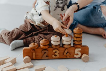 Un enfant hypersensible trouve du réconfort auprès de son parent séparé après une journée chargée en émotions.